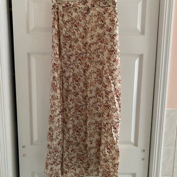 High Waisted Floral Skirt - Picture 4 of 5